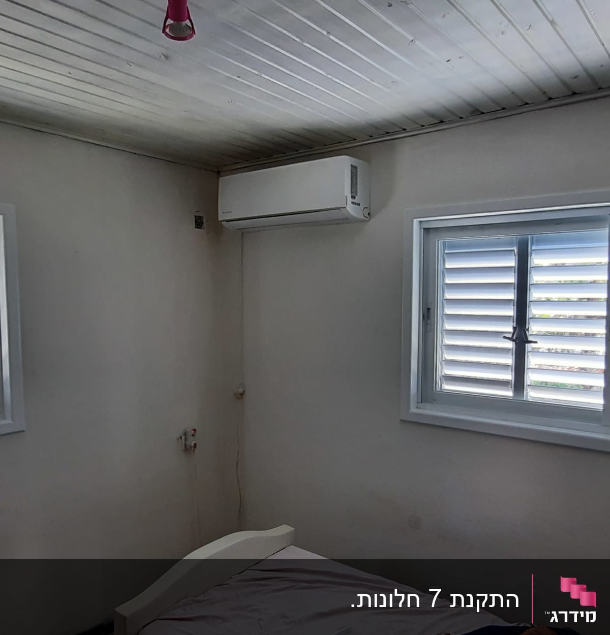 חלונות עם תריסי אלומיניום בחדר